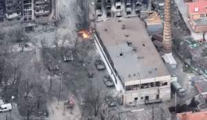 Imagini din dronă cu luptele din Mariupol: Tancuri rusești printre blocuri trag în clădiri (VIDEO)