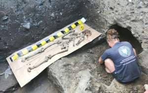 Zeci de morminte descoperite la Târgu Ocna, în timpul unor săpături arheologice: 18 dintre ele aparțin unor foști deținuți politici