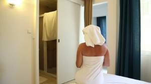 Femeie violată într-o cameră de hotel din Cluj Napoca de un bărbat care a intrat peste ea în timp ce făcea duș