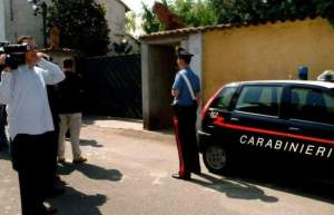 Un român din Italia a amenințat că-și va arunca fetița de un an pe geam, după ce și-a bătut soția