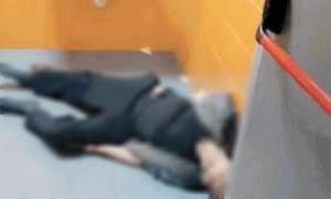 Imagini șocante în spitalele din Italia: pacient COVID, mort în toaletă (VIDEO)