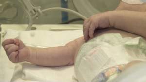 Șanse mici de supraviețuire pentru bebelușul cu COVID-19 transferat la Spitalul de Copii din Iași