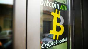 ATM de bitcoin furat dintr-un restaurant bucureștean. Unul dintre hoți a fost prins pe aeroport, iar celălalt a reușit să fugă din țară