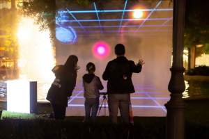 „One Night Gallery Love RIZI” luminează parcul Palas cu instalații inedite