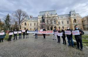 Protest USR în fața Primăriei Iași: Iașul nu merită un primar penal
