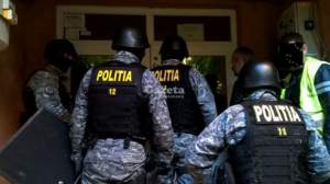 Percheziții în București: individ extrem de violent care a amenințat cu cuțitul mai multe persoane, ridicat de polițiști
