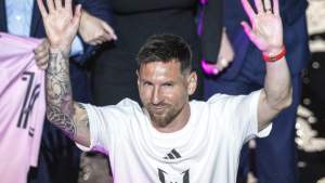Messi i-a dăruit un tricou cu autograf şefului armatei ucrainene