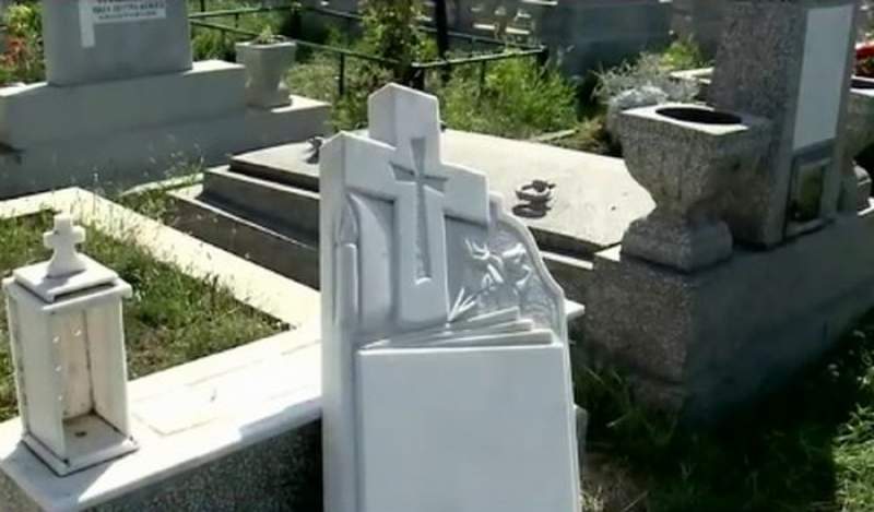 Copil de 8 ani, strivit de un monument funerar într-un cimitir din Iași