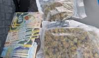 Dealeri de droguri prinși în flagrant în timp ce vindeau 300 grame de cannabis