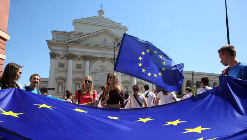 Eurobarometru: Tinerii români, pro-europeni și optimiști privind viitorul Uniunii