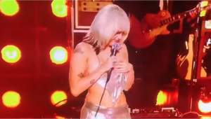 Accident vestimentar: Miley Cyrus a rămas fără top pe scenă în timpul unui concert (VIDEO)