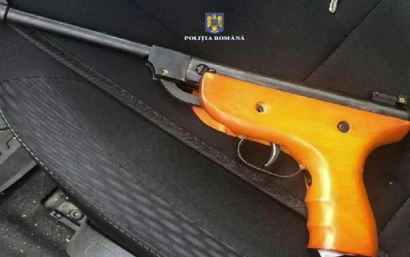 Femeie din Mureș împușcată de un adolescent care trăgea cu arma în păsări: băiatul și tatăl său au fost reținuți
