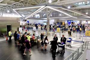 Româncă arestată pe aeroportul din Atena: vameșii i-au găsit 401 pașapoarte în bagaje