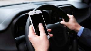 Noile reglementări la Codul Rutier au intrat în vigoare de 2 zile: câți șoferi au fost sancționați pentru folosirea telefonului mobil în timpul condusului