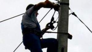 Gălățean prins de polițiști călare pe stâlp, când se racorda ilegal la rețeaua de energie electrică