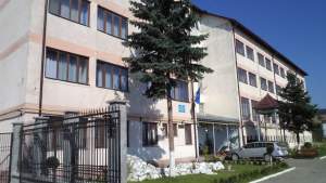 Elev dintr-un centru de plasament din Bistrița-Năsăud, acuzat că a bătut doi îngrijitori și le-a rupt hainele