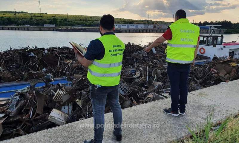 Șlepuri cu peste 1.000 tone de deșeuri aduse din Bulgaria, descoperite în Portul Murfatlar