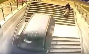 Se mai întâmplă! O șoferiță a confundat scările de intrare într-o clădire cu o alee (VIDEO)