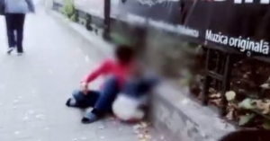 Imaginea neputinței: ieșeancă beată criță prăbușită pe trotuar, cu fetița de doi ani mâncând mucuri de țigară. Asistent social: „Îi monitorizez, ce pot să fac?&quot;