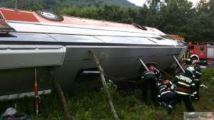 Autocar cu 34 de pasageri, răsturnat în urma impactului cu un autoturism: două persoane au murit