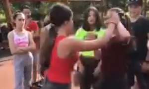 Adolescentă bătută cu pumnii și picioarele de mai multe fete într-un parc din București (VIDEO)