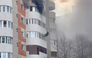 UPDATE. Incendiu violent într-un bloc din Constanța: o femeie a sărit de la etajul 6, din apartamentul în flăcări (VIDEO)