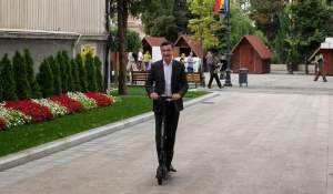 Primarul Mihai Chirica mimează transparența și se dă cu trotineta
