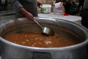Un bucătar din Irak a murit după ce a căzut în cazanul cu supă de pui