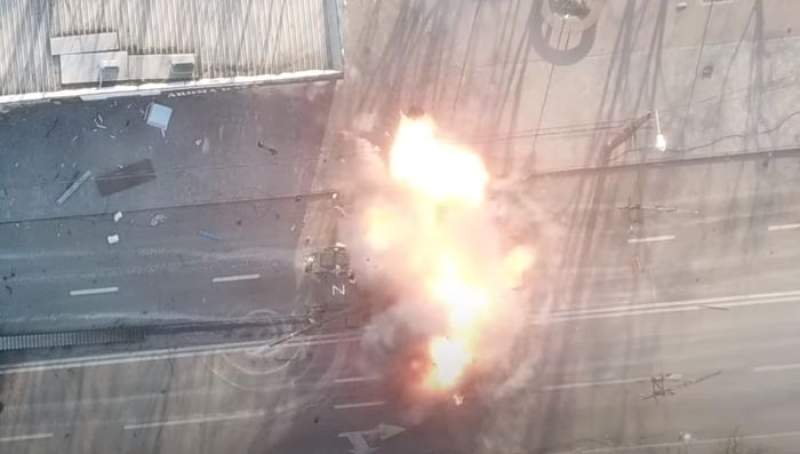 Imagini de război: Momentul în care un tanc rusesc este lovit din mai multe direcții de rachete, pe străzile din Mariupol (VIDEO)