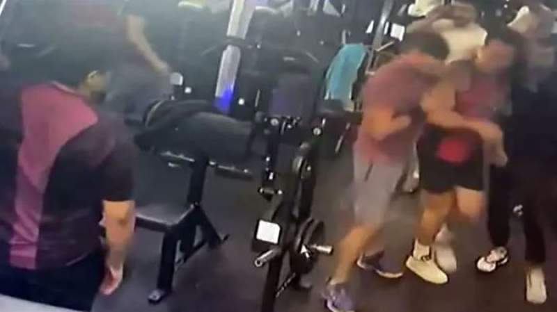 Un român și un arab s-au luat la bătaie într-o sală de fitness din Iași, din cauza unei fete