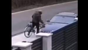 Probleme la „mansardă”: Un biciclist a zgâriat două maşini parcate regulamentar, fără să fi fost provocat (VIDEO)