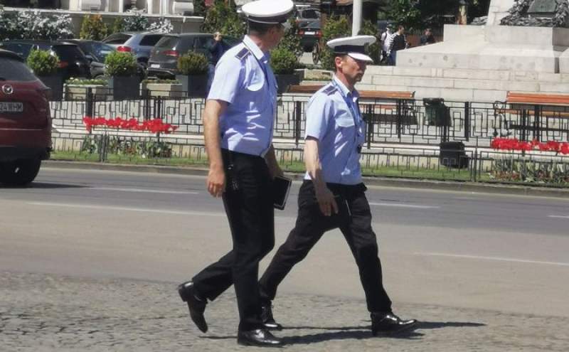 Haos: polițiștii locali patrulează pe jos ca să facă piciorul frumos. În schimb șefii au 5 șoferi personali