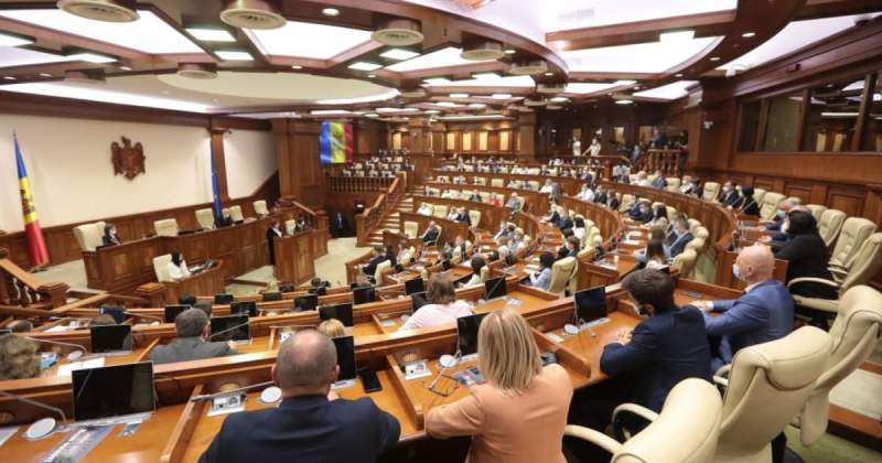 Deputații moldoveni acuzați de corupție și-ar putea pierde imunitatea fără încuviințarea Parlamentului