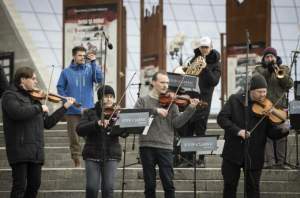 Orchestra simfonică din Kiev a cântat „Odă bucuriei” și Imnul Ucrainei în Piața Maidan, în timp ce trupele ruse înaintau spre oraș (VIDEO)