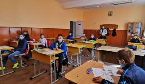 Singura școală din județ cu meditații pentru repetenți. „Profa’” din Mogoșești face cât 10 politicieni la un loc