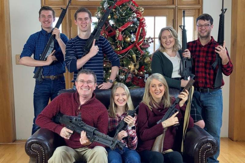 This is America! Un congresman american a postat o poză de Crăciun cu membrii familiei înarmați, la câteva zile după masacrul din Michigan