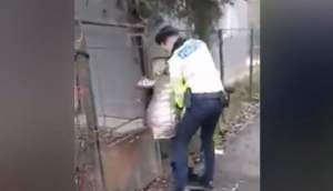 Vânzătoare de ghiocei încătușată în stradă de polițiști: a refuzat să se legitimeze (VIDEO)