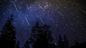 Ploaie de stele căzătoare, vizibilă pe cerul României, în noaptea de sâmbătă spre duminică