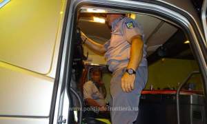 „Surplus” de marfă: călător clandestin depistat la frontieră în cabina unui autocamion condus de un șofer turc