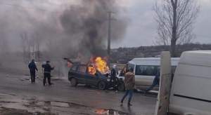 Impact între un microbuz și două autoturisme, în Botoșani: 13 persoane au fost rănite
