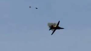 Momentul în care un MiG se prăbușește peste mașinile dintr-o parcare din SUA. Piloții au reușit să se catapulteze (VIDEO)
