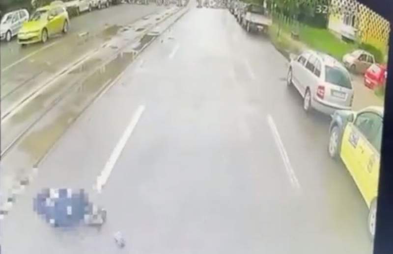 Momentul în care un autobuz lovește o adolescentă pe o trecere de pietoni din Iași: șoferul era băut (VIDEO)