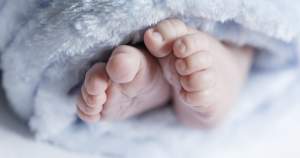 Prostia în stare pură! Un bebeluș de 6 luni a murit în Botoșani după ce mama și bunica au tras de el care să-l țină