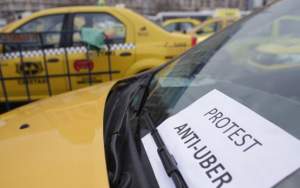 Centrul Iașului, blocat pentru două zile de protestul anti-UBER inițiat de patronatul taximetriștilor