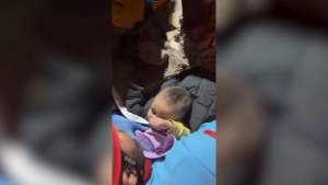 Un bebeluș de 7 luni, salvat de sub dărâmături în sud-estul Turciei, după 140 de ore