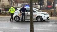 Operațiune „specială”: Doi  polițiști locali din Cluj au lăsat mașina cu girofarul pornit, la fast-food (VIDEO)