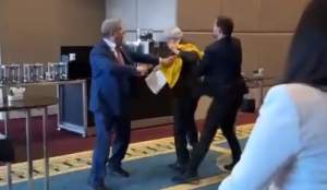 Un delegat ucrainean i-a dat un pumn în față unui emisar rus în timpul unei reuniuni de la Ankara: „Ia-ți labele de pe steagul nostru, gunoi rusesc!” (VIDEO)