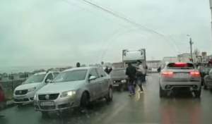 Șoferii care s-au luat la bătaie în plină stradă la Iași, printre mașini, au fost prinși. De la ce a pornit conflictul