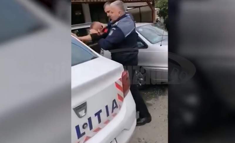 Polițiști din Buzău, acuzați că au bătut un tânăr întors din Italia care nu a respectat izolarea (VIDEO)