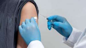 O femeie din Olt a făcut șoc anafilactic după vaccinarea cu AstraZeneca
